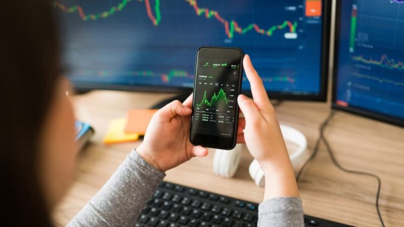 SOL surges on network strength and bullish chart signals